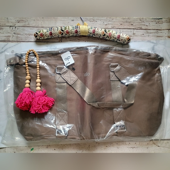 Alo Yoga Gym Travel Duffle Tote Bag Oversized In Brown - Picture 2 of 6